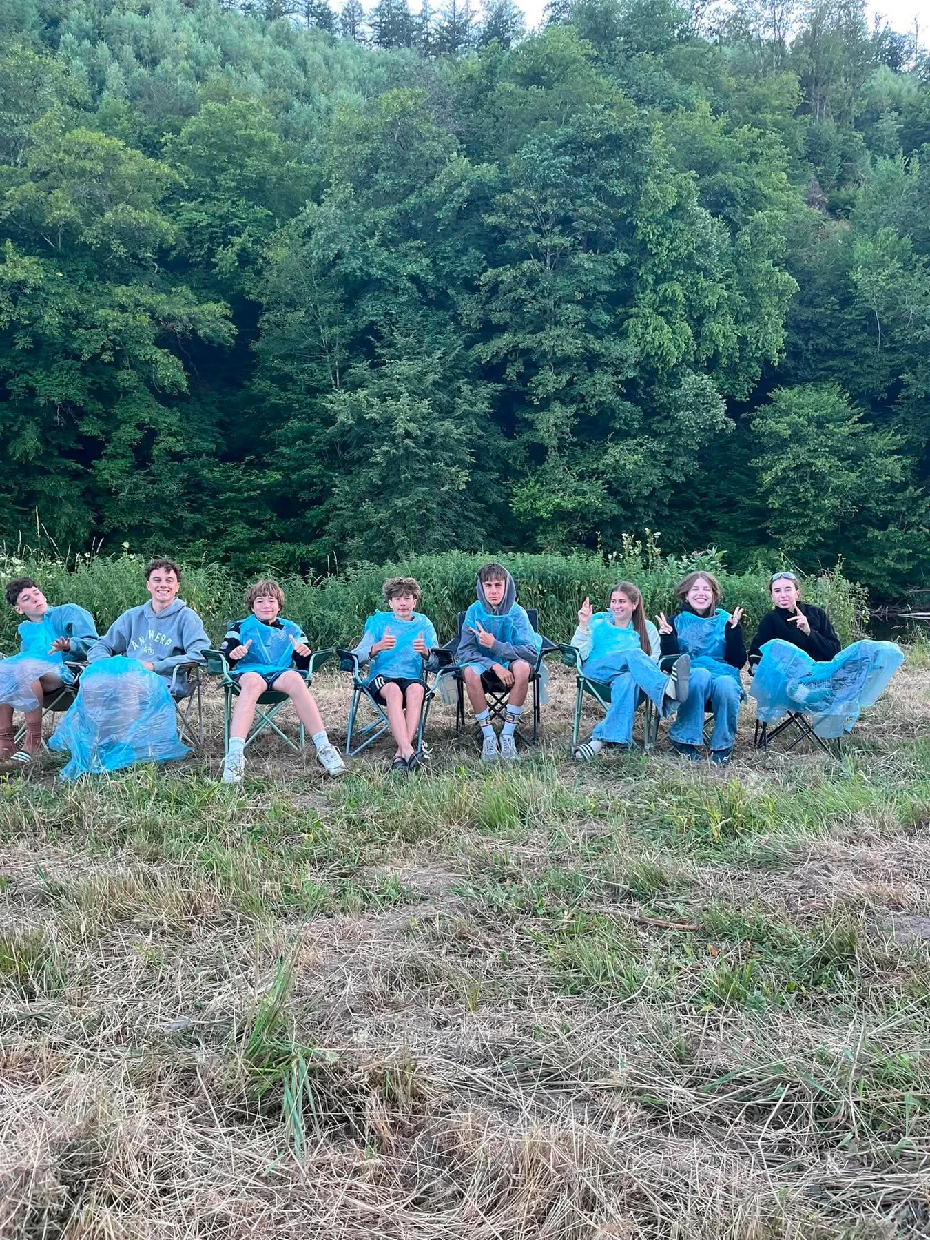 Givers ontspannen samen op kamp in de natuur