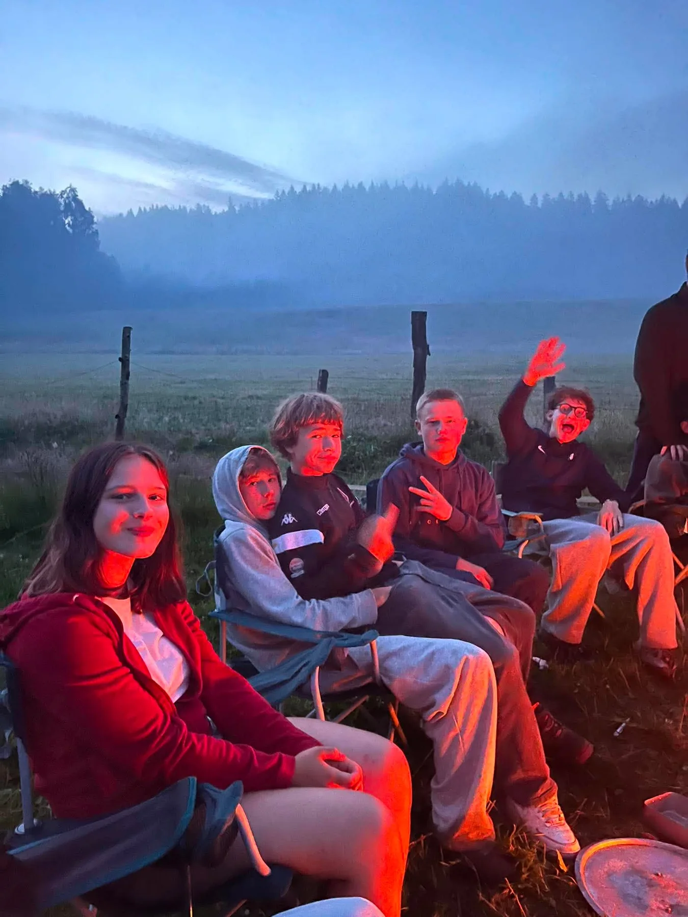 Givers zitten samen bij het kampvuur