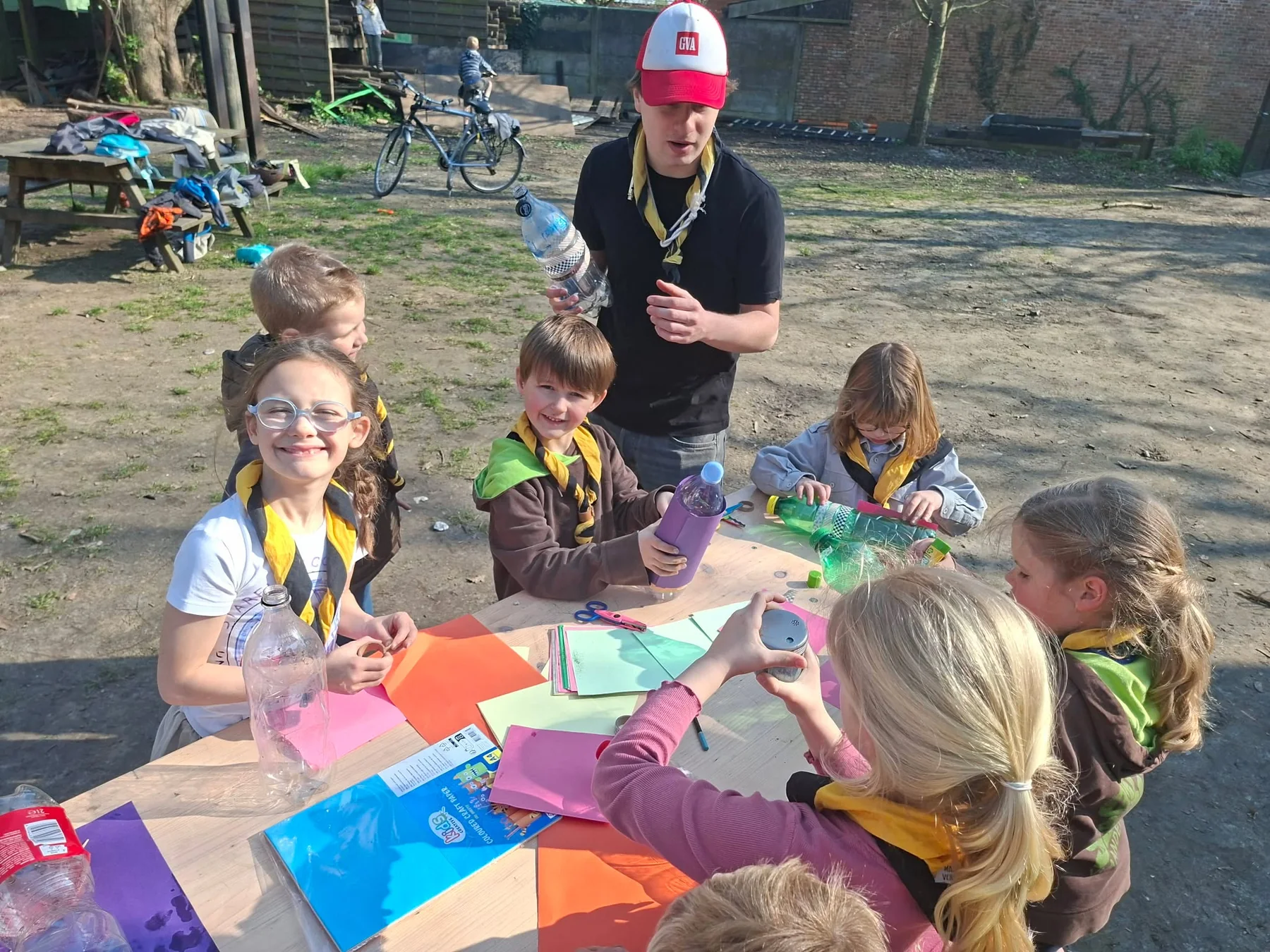 Kapoenen knutselen buiten met gerecycleerde materialen