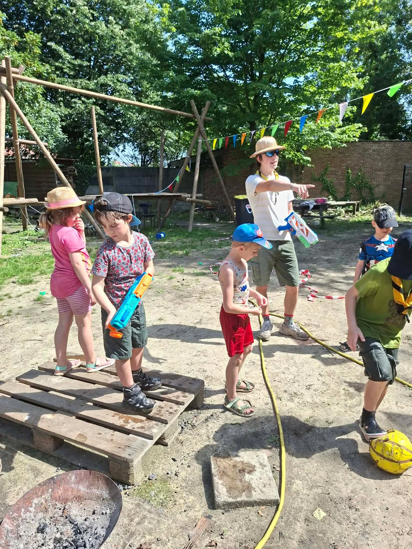 Kapoenen spelen buiten tijdens een zomerse wateractiviteit