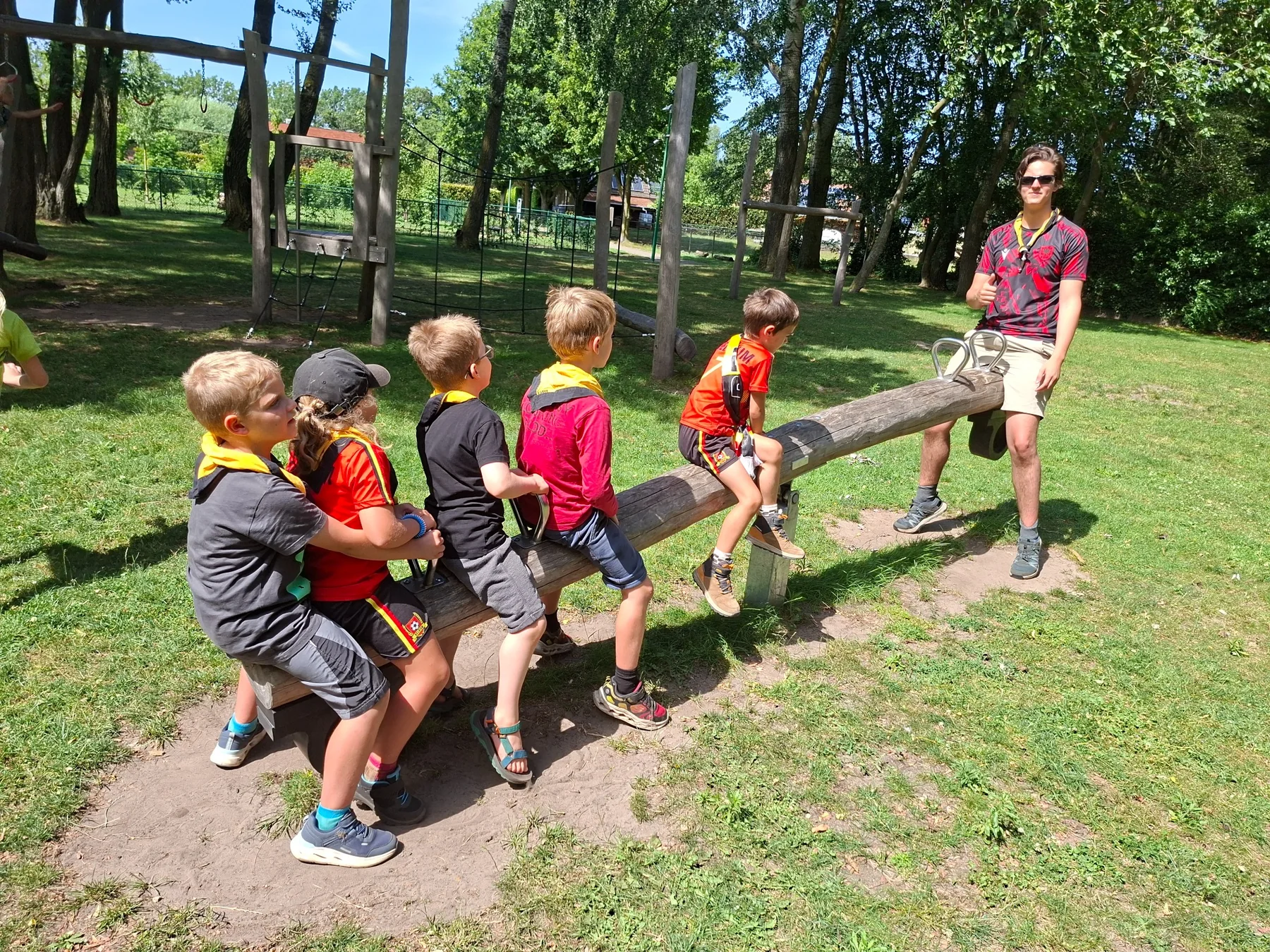 Scoutsleden en leiding tijdens een buitenspel