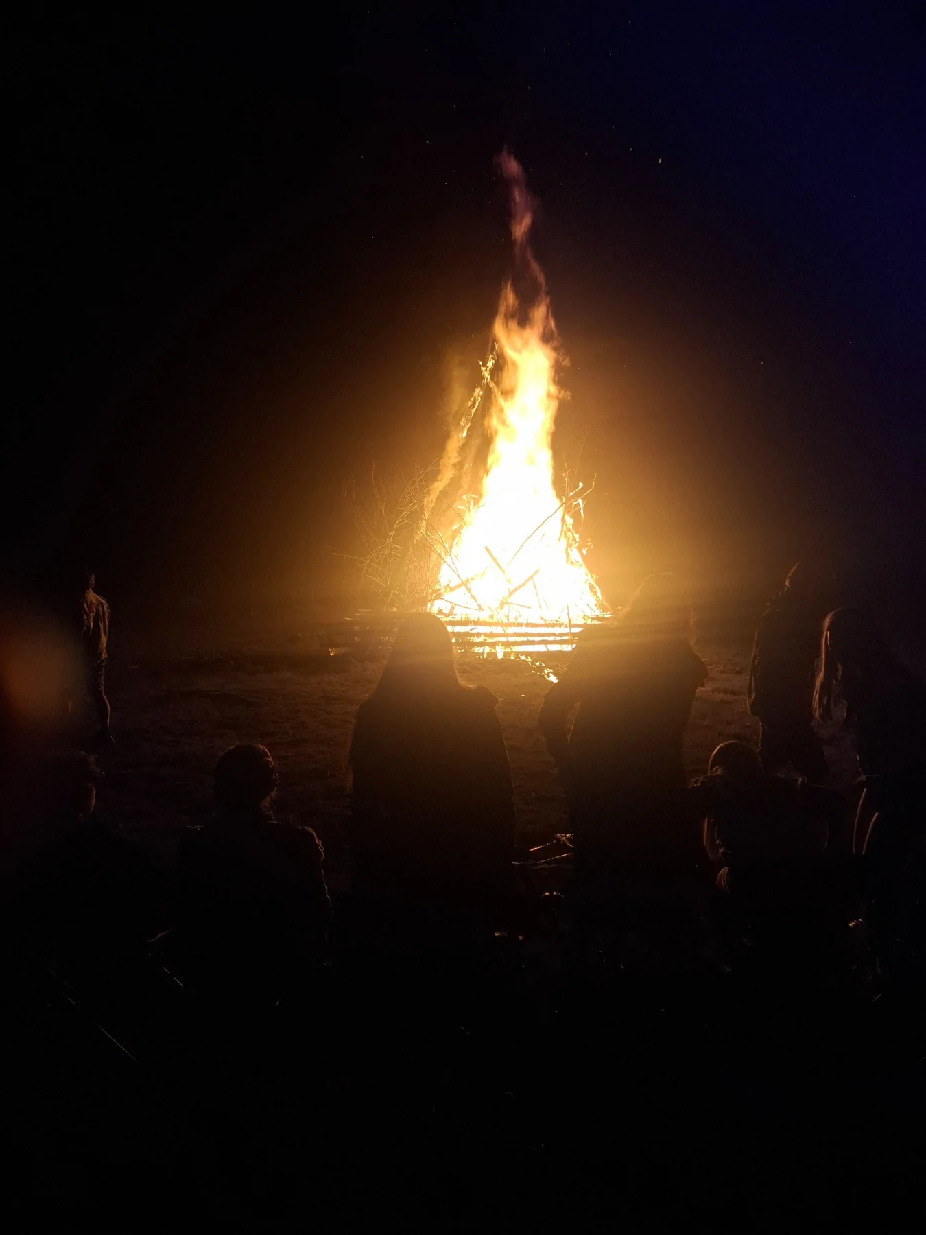 Groot kampvuur tijdens een scoutsavond